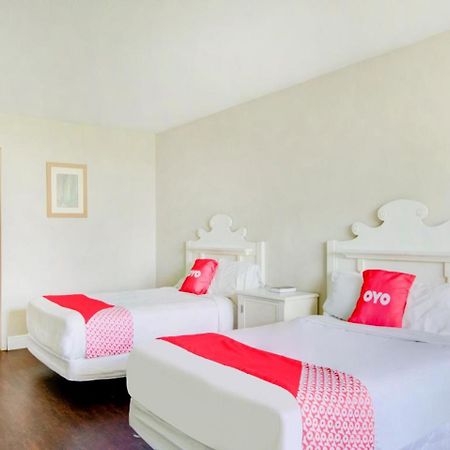 Oyo Hotel Dundee By Crystal Lake Екстериор снимка