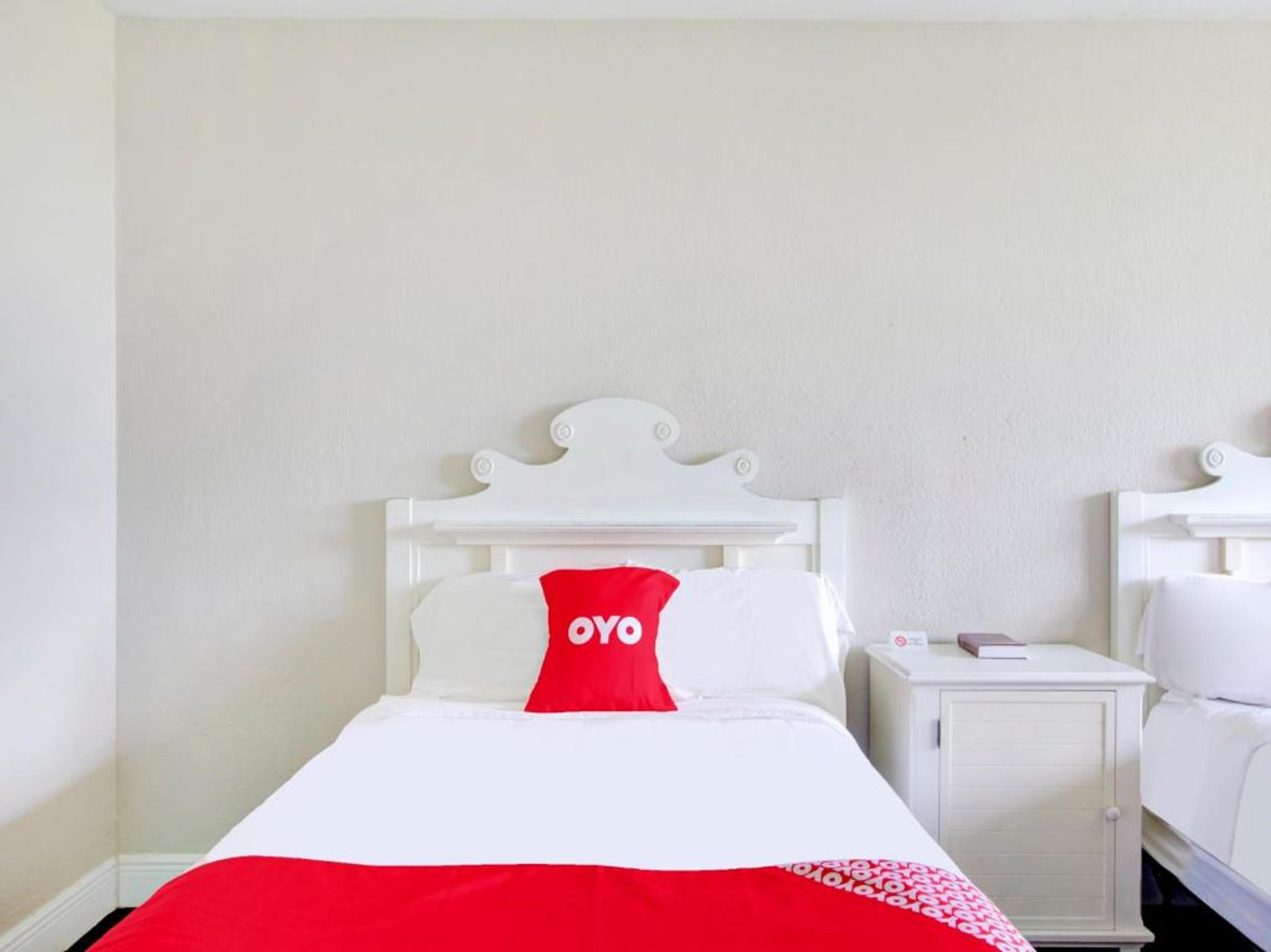 Oyo Hotel Dundee By Crystal Lake Екстериор снимка