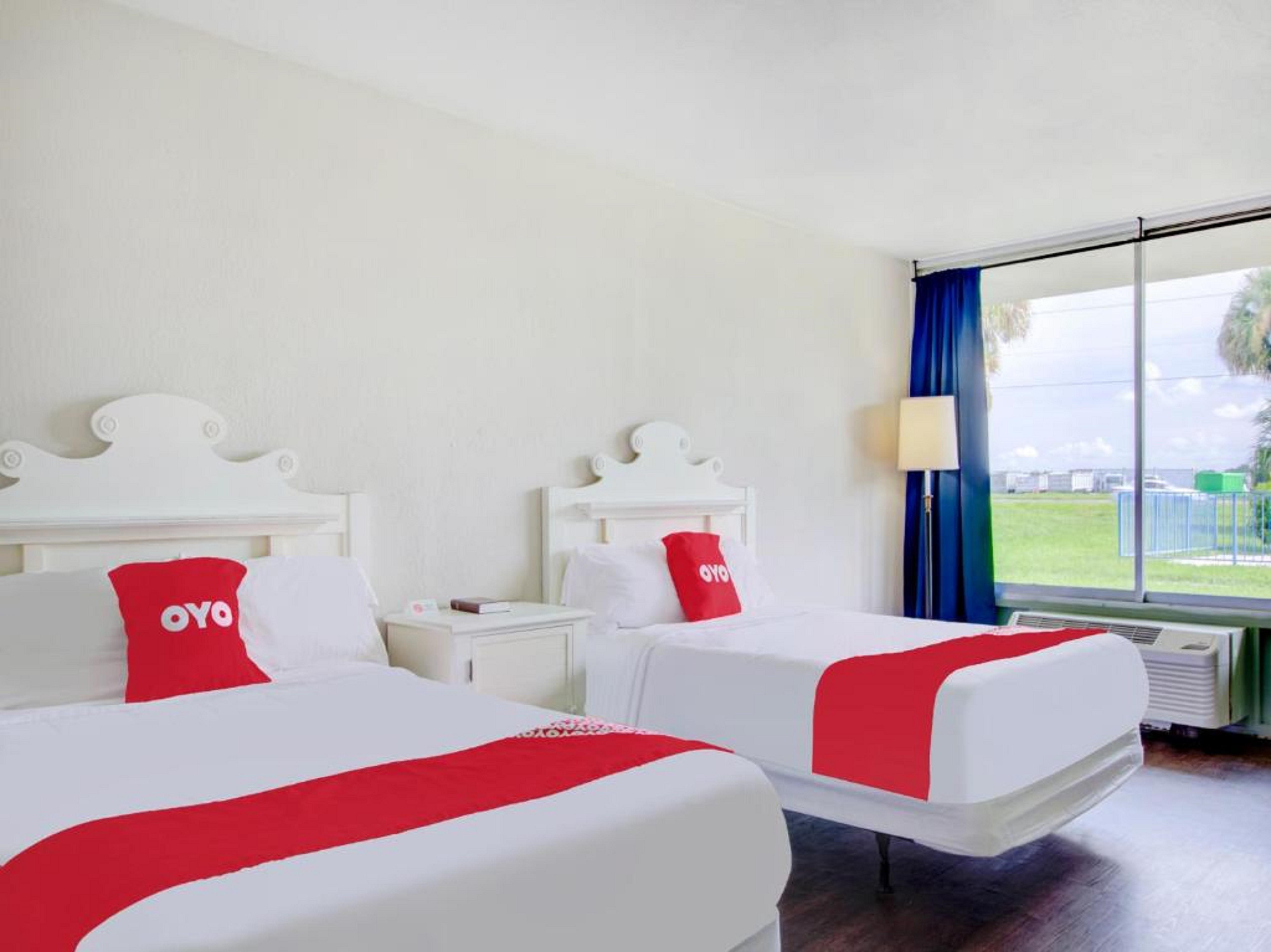 Oyo Hotel Dundee By Crystal Lake Екстериор снимка