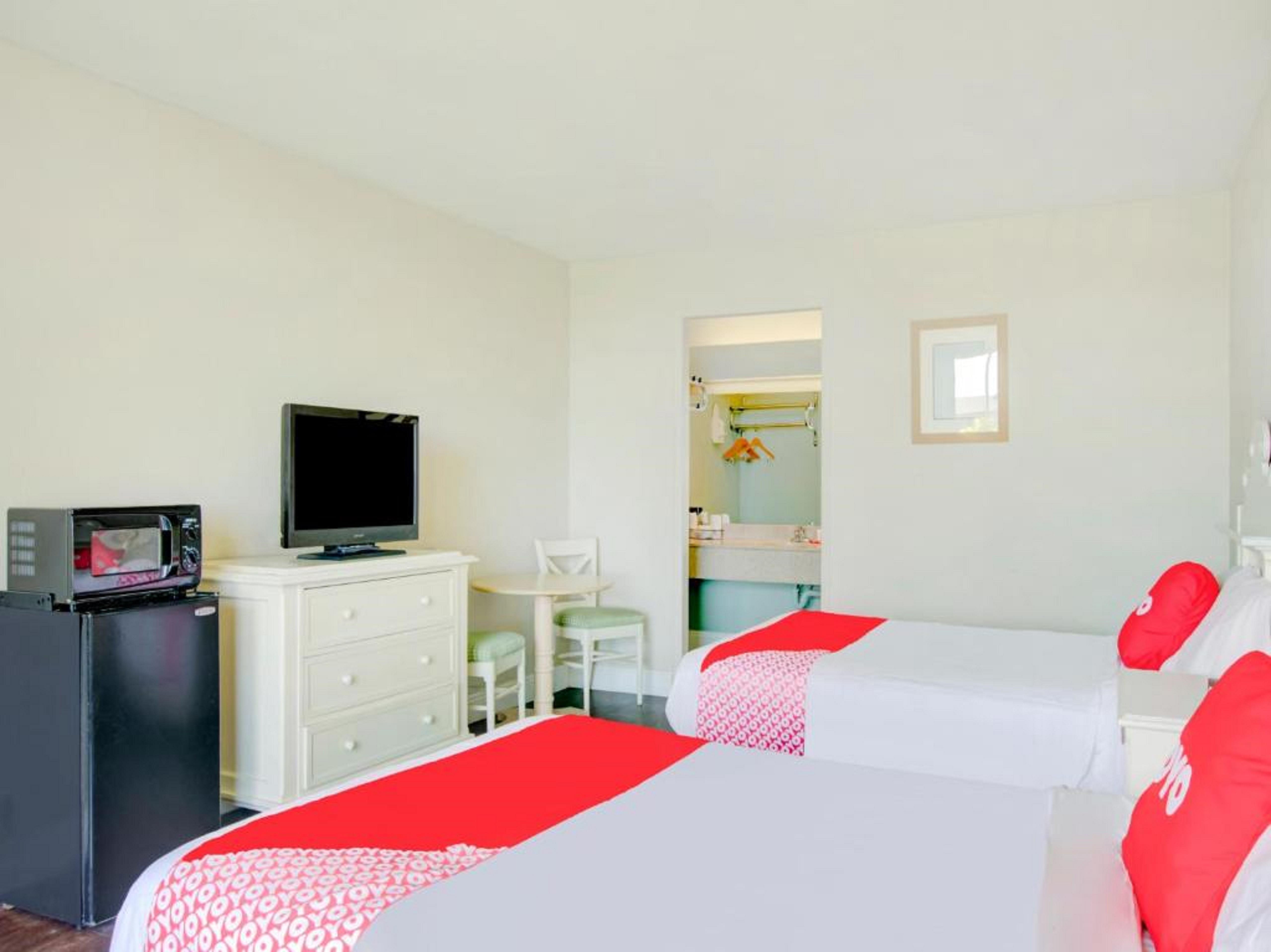 Oyo Hotel Dundee By Crystal Lake Екстериор снимка