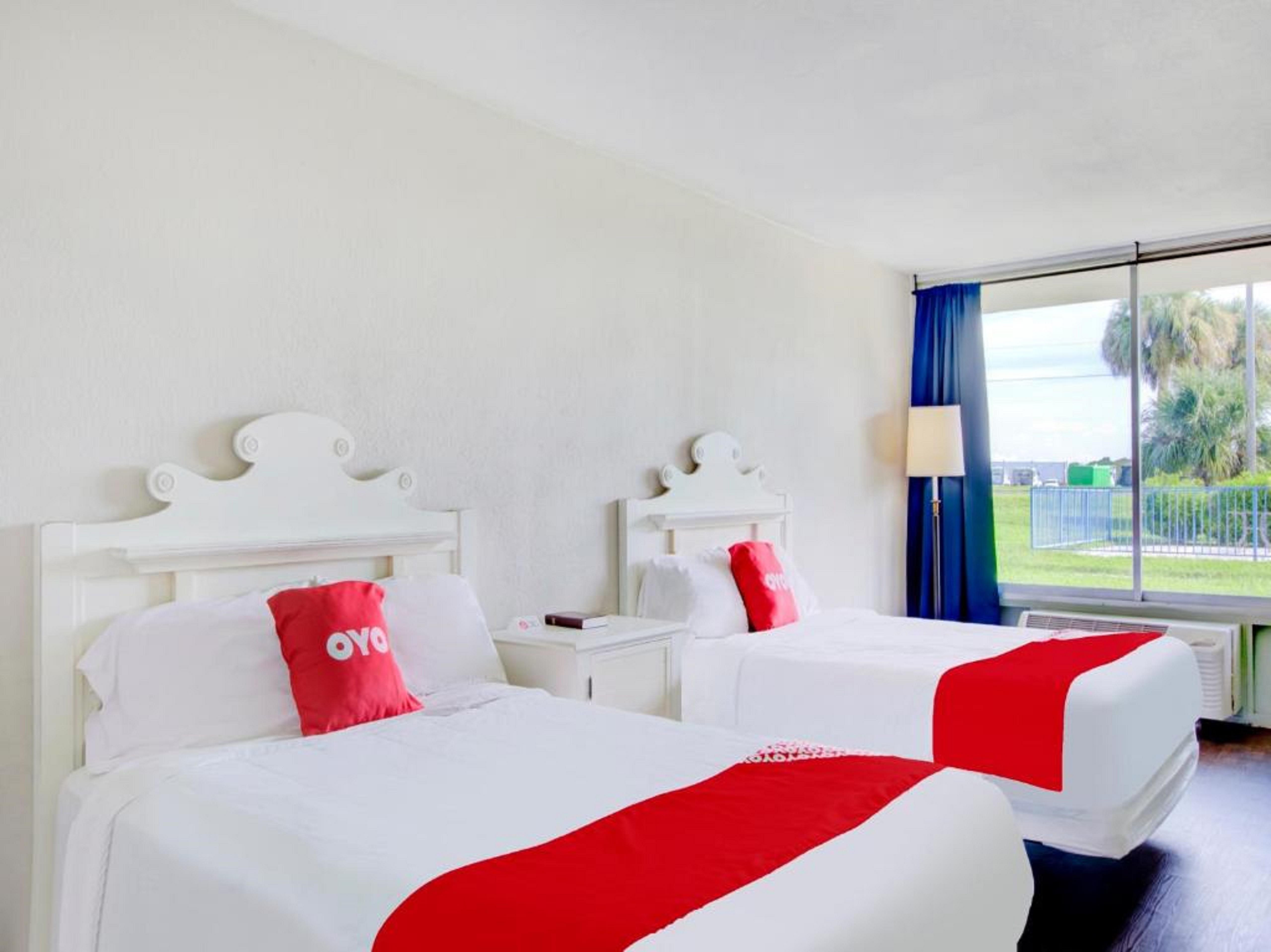 Oyo Hotel Dundee By Crystal Lake Екстериор снимка