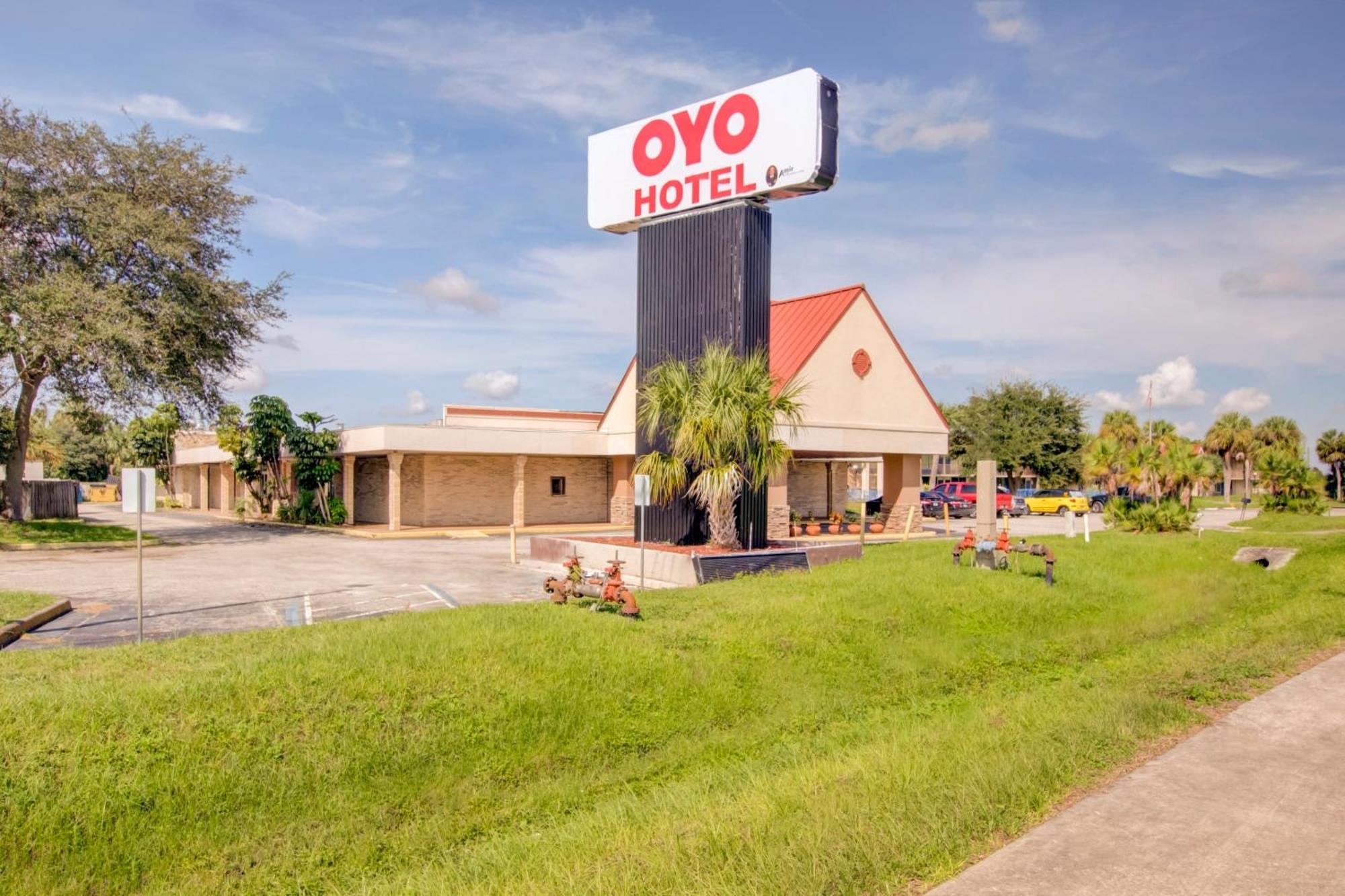 Oyo Hotel Dundee By Crystal Lake Екстериор снимка