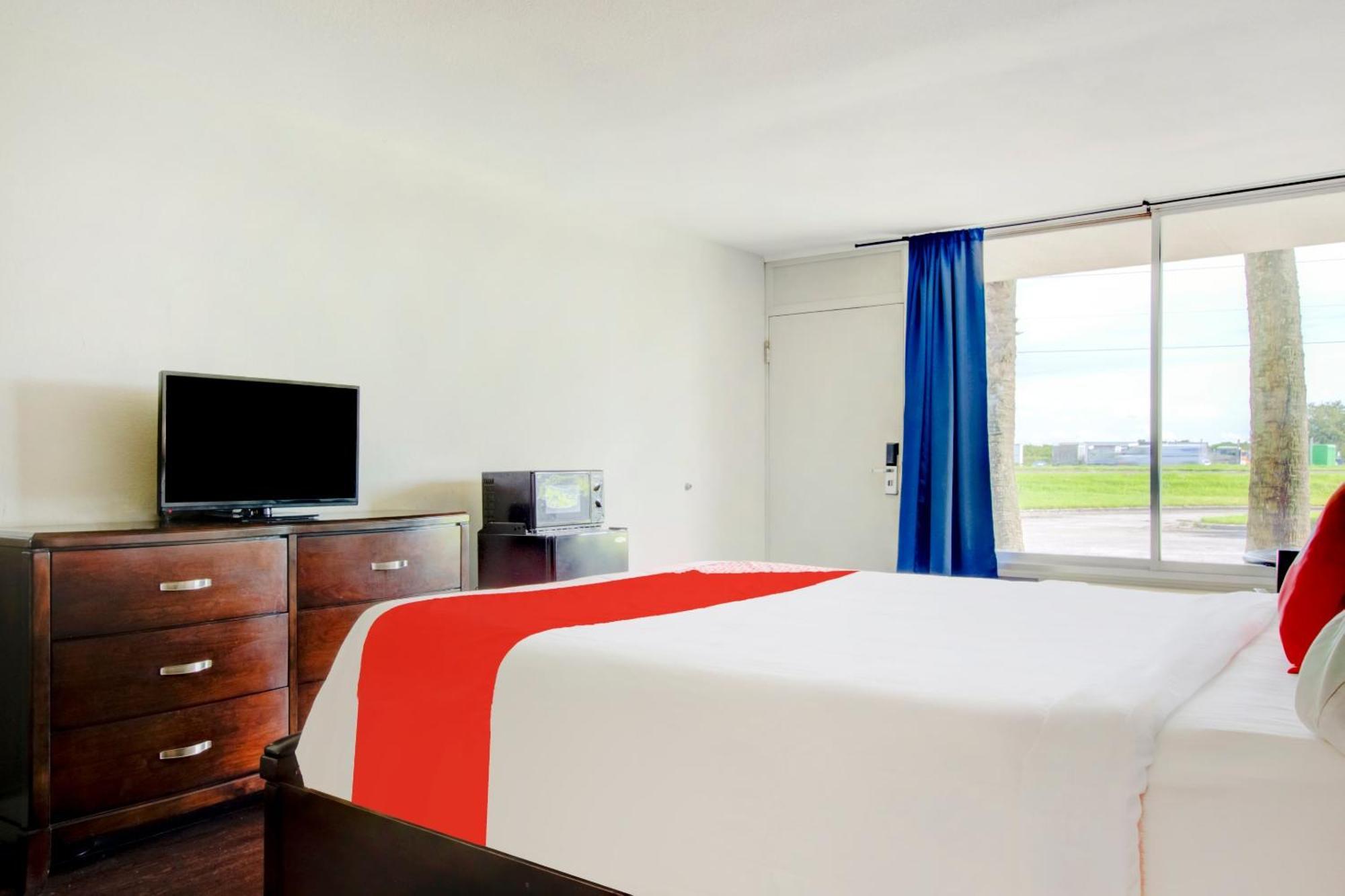 Oyo Hotel Dundee By Crystal Lake Екстериор снимка