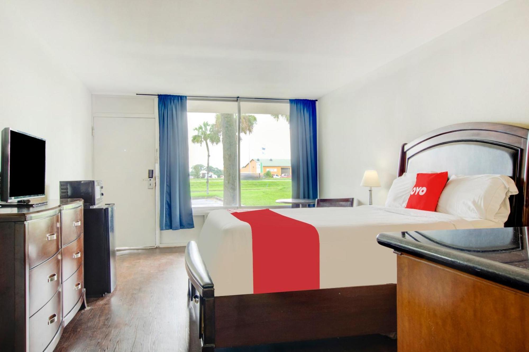Oyo Hotel Dundee By Crystal Lake Екстериор снимка