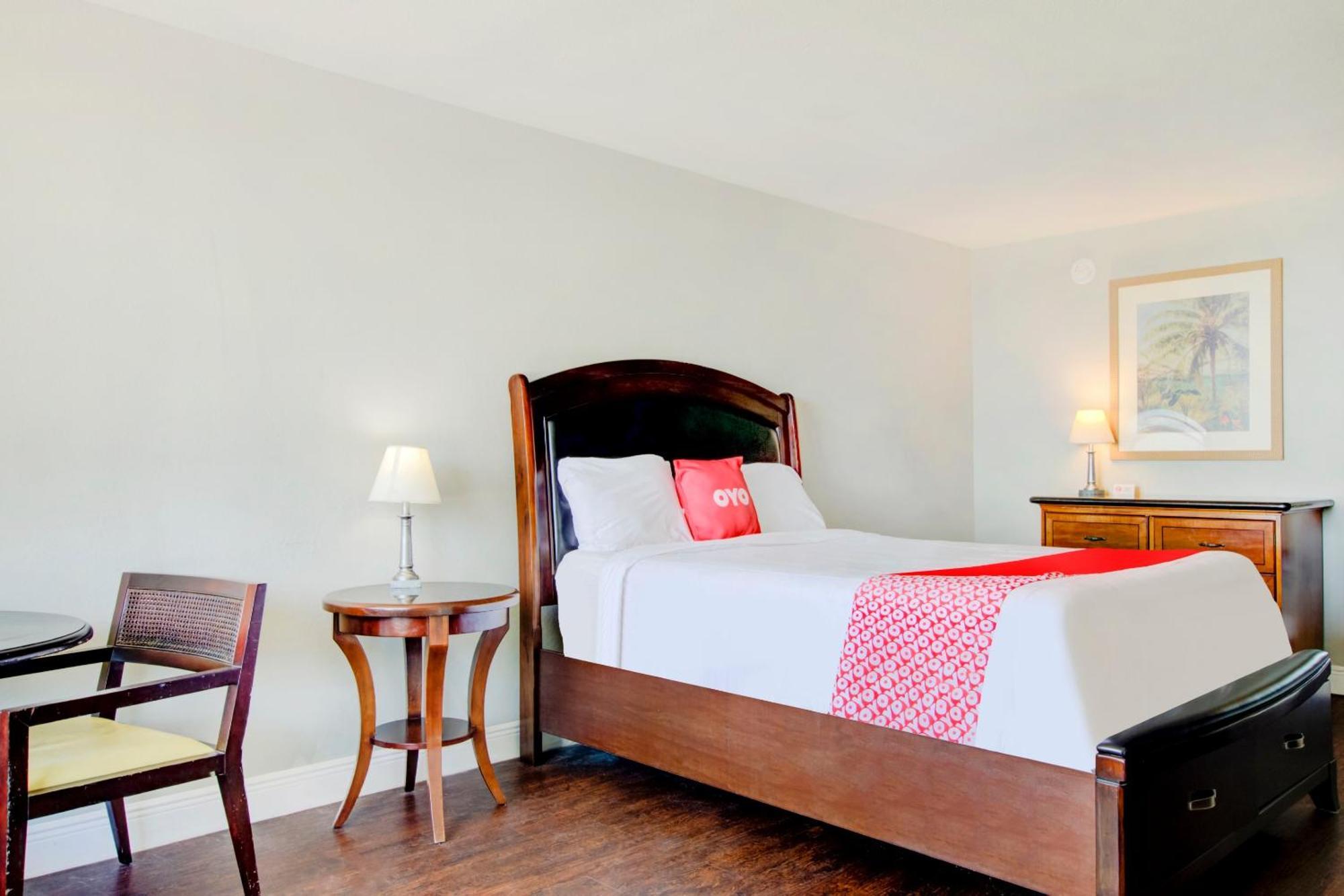 Oyo Hotel Dundee By Crystal Lake Екстериор снимка