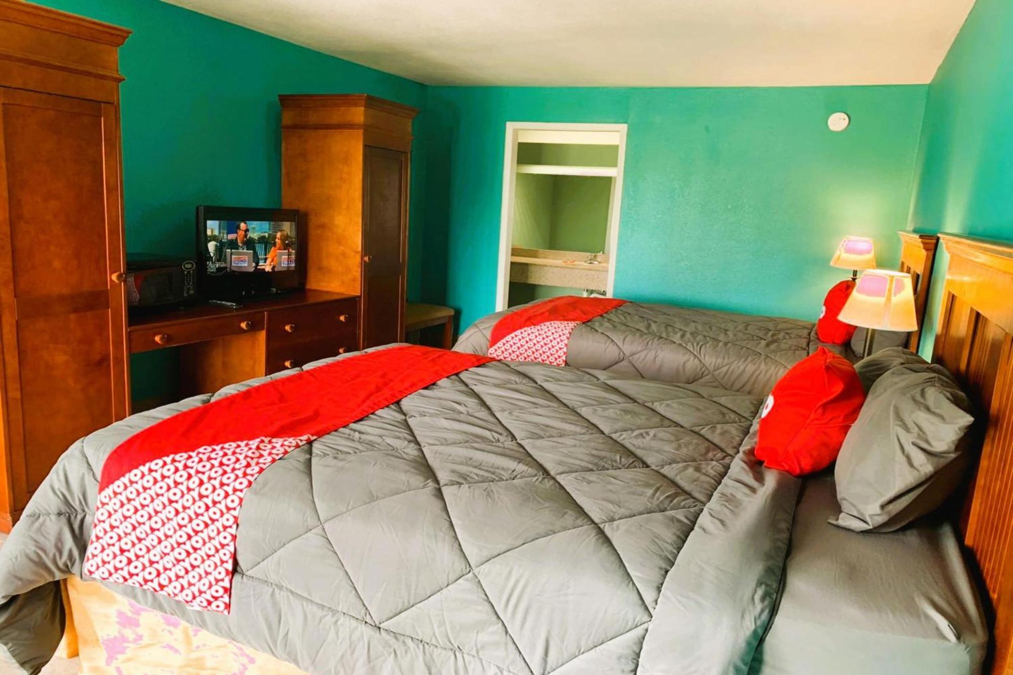Oyo Hotel Dundee By Crystal Lake Екстериор снимка