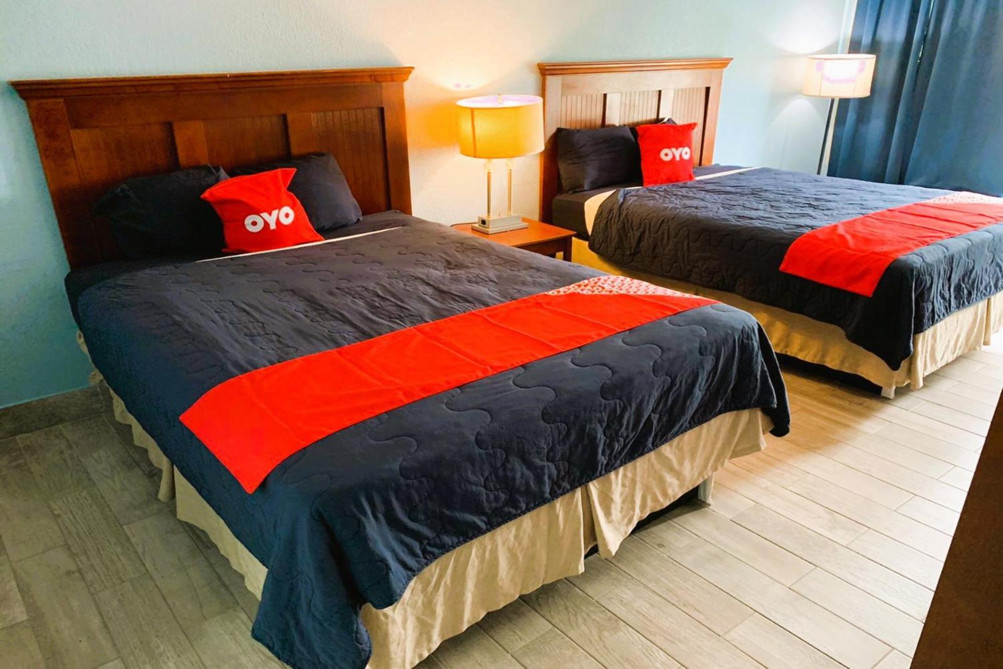 Oyo Hotel Dundee By Crystal Lake Екстериор снимка