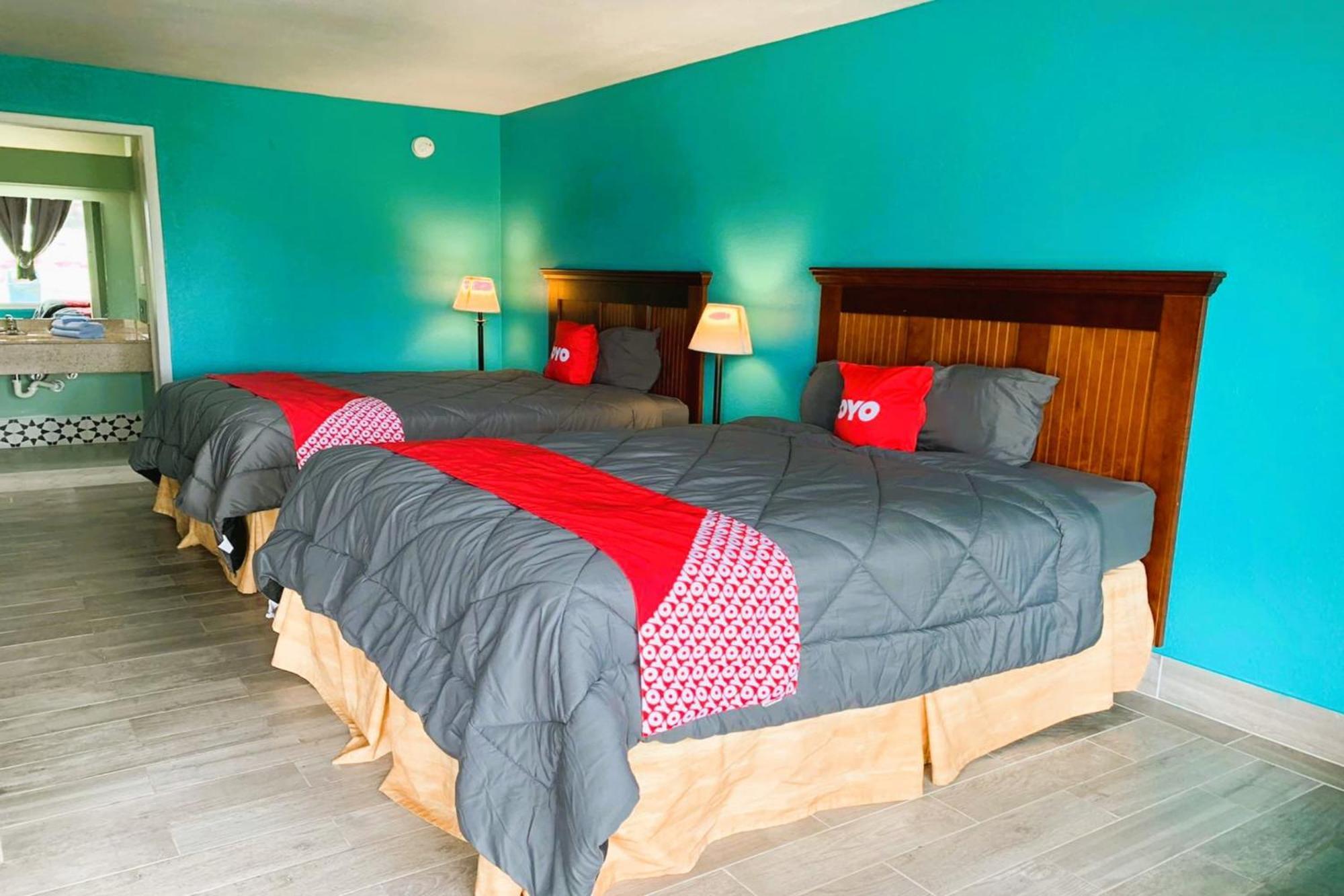 Oyo Hotel Dundee By Crystal Lake Екстериор снимка