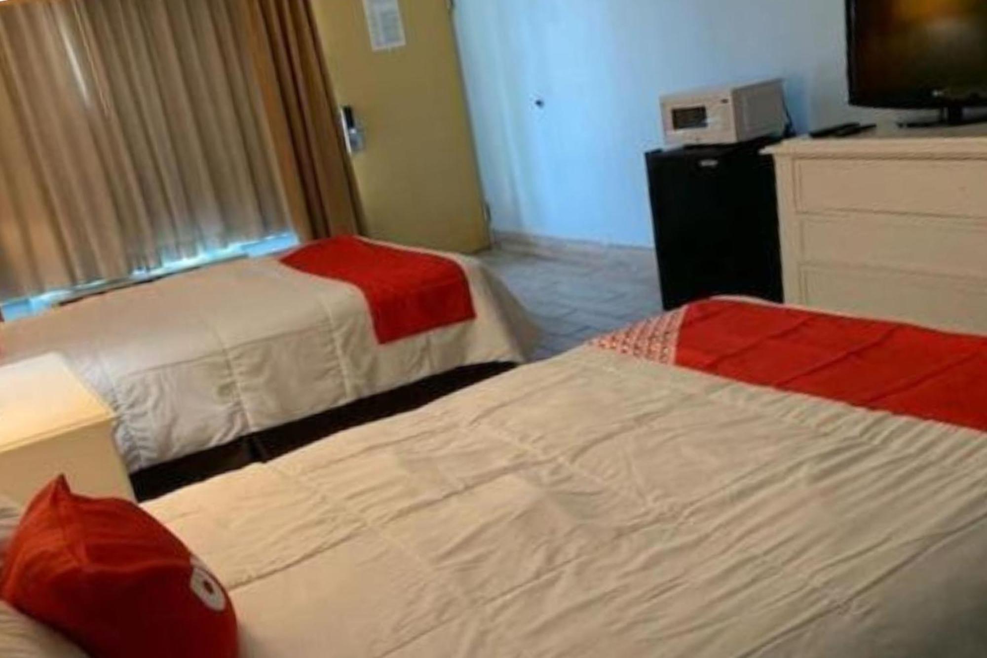 Oyo Hotel Dundee By Crystal Lake Екстериор снимка