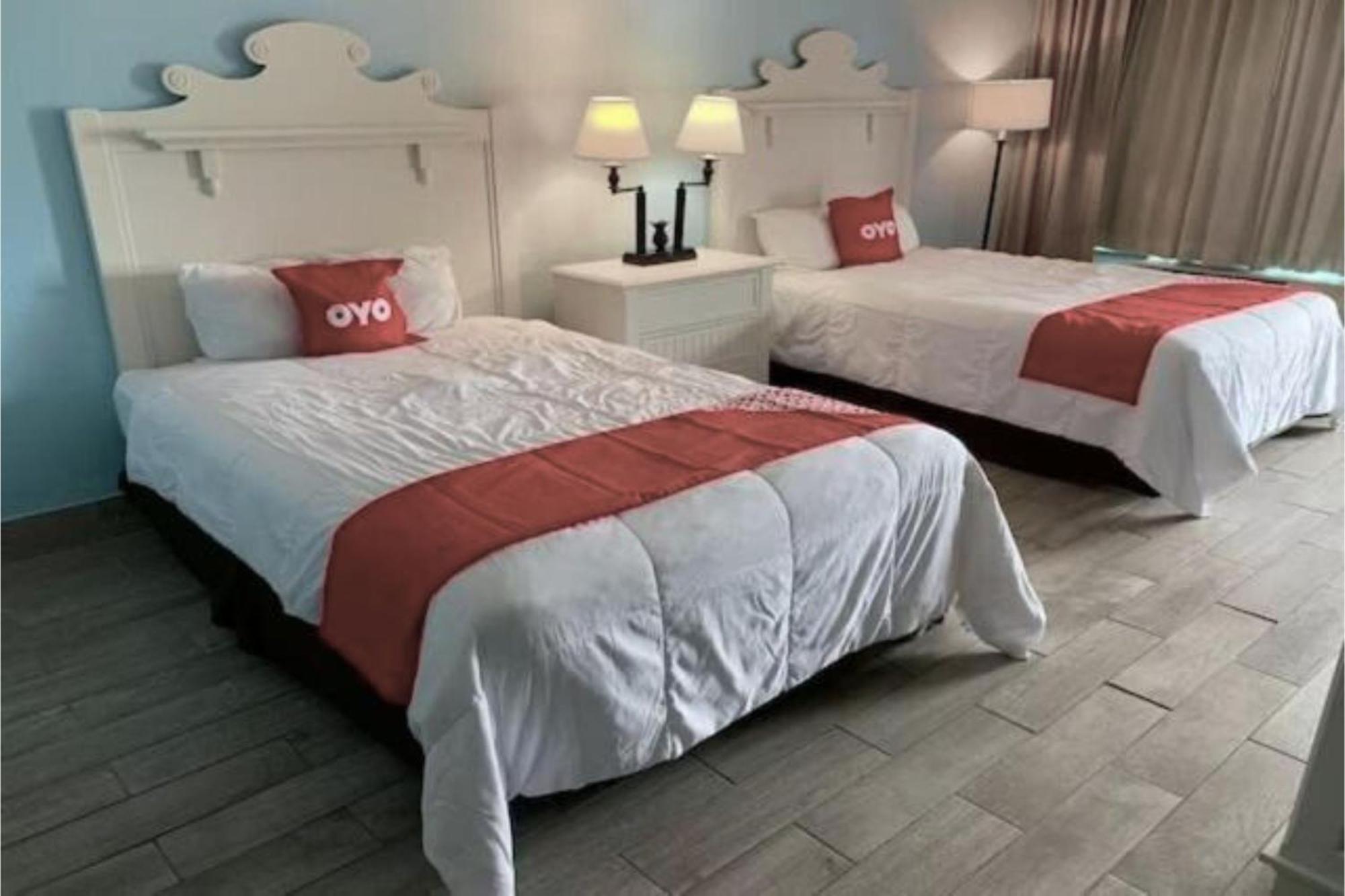Oyo Hotel Dundee By Crystal Lake Екстериор снимка